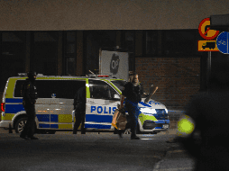 Las autoridades respondieron al reporte del ataque. Vehículos policiales y ambulancias rodearon los estacionamientos y calles aledañas, mientras un helicóptero sobrevolaba la zona para reforzar la vigilancia. EFE/EPA/PONTUS LUNDAHL SWEDEN OUT