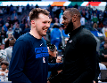 LUKA DONCIC. El jugador esloveno explicó que LeBron James se puso en contacto con él para darle la bienvenida a los Lakers. AP / ARCHIVO