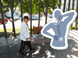 Caminar de manera constante ayuda a aliviar tensiones en la espalda y mejora la postura. EL INFORMADOR / ARCHIVO