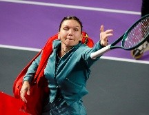 Simona Halep arroja su raqueta a la tribuna tras anunciar su retiro del tenis luego de perder en el Abierto de Transilvania. AP/Action Foto/M. Bobar