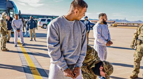 Estados Unidos refuerza deportaciones y traslada a migrantes a la base naval en Cuba, generando controversia. EFE