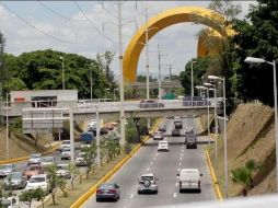 En las horas con mayor saturación, las autoridades viales cerrarán las incorporaciones a las vías centrales de esa avenida desde la Glorieta del Álamo hasta los Arcos del Milenio. EL INFORMADOR / ARCHIVO