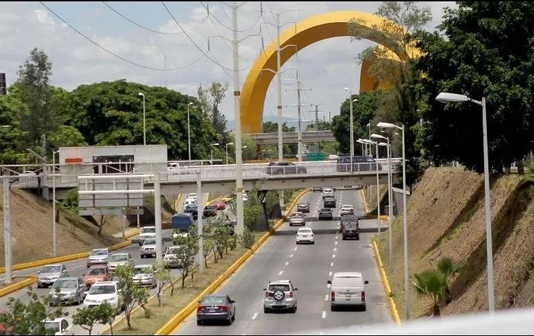 En las horas con mayor saturación, las autoridades viales cerrarán las incorporaciones a las vías centrales de esa avenida desde la Glorieta del Álamo hasta los Arcos del Milenio. EL INFORMADOR / ARCHIVO