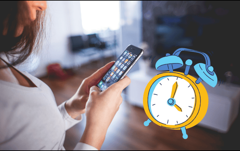 Aunque el uso de un smartphone como despertador puede parecer práctico y accesible, las implicaciones para nuestra salud mental y física pueden ser significativas. CANVA