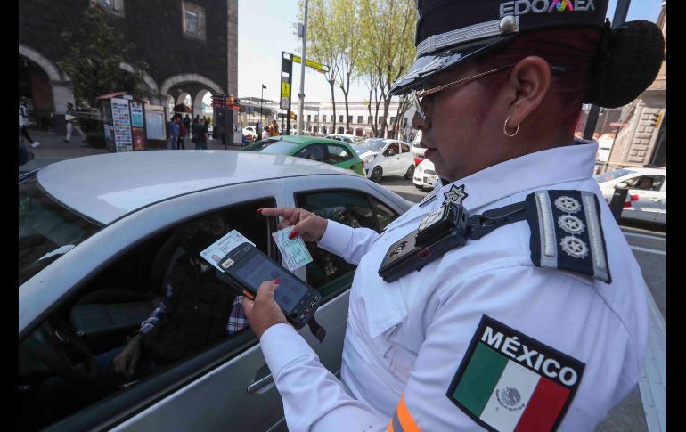 Proyecto que permite a los automovilistas sancionados por el programa Fotocívicas en la Ciudad de México saldar sus infracciones participando en un taller de lectura en voz alta. EL UNIVERSAL/ARCHIVO