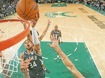 Giannis Antetokounmpo. Nada está dicho cuando se juega en esta liga, señala la estrella. AFP/G. Dineen