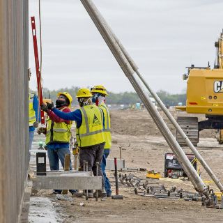 Inicia construcción de muro fronterizo