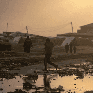 Lluvias en Gaza inundan tiendas de campaña que resguardan a palestinos