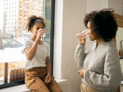Si experimentas alguno de los síntomas mencionados anteriormente, es posible que estés deshidratado y necesites aumentar tu consumo de agua. CANVA