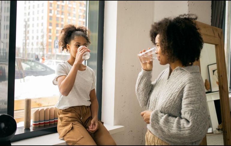 Si experimentas alguno de los síntomas mencionados anteriormente, es posible que estés deshidratado y necesites aumentar tu consumo de agua. CANVA