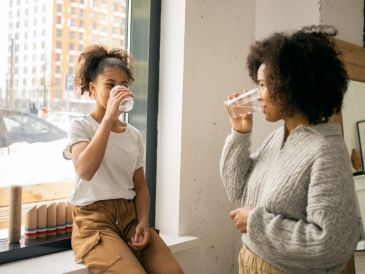 Si experimentas alguno de los síntomas mencionados anteriormente, es posible que estés deshidratado y necesites aumentar tu consumo de agua. CANVA