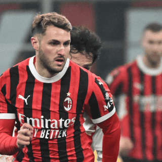 Santiago Giménez maravilla en su debut con el Milan