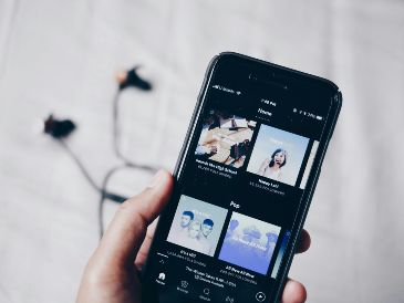 La creación de un nuevo plan de suscripción llega en el primer año de rentabilidad para Spotify, después de 17 años de su creación. Unsplash.