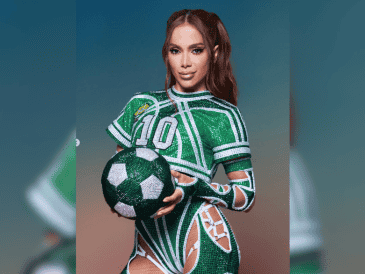 A pesar de su molestia, Anitta intentó animar al público con aplausos. ESPECIAL/ INSTAGRAM/ anitta.