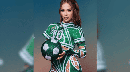 A pesar de su molestia, Anitta intentó animar al público con aplausos. ESPECIAL/ INSTAGRAM/ anitta.