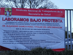 Obreros extendieron mantas sobre la institución como parte de una protesta nacional. SUN/ESPECIAL