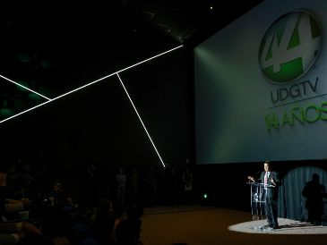 En una ceremonia de gala llevada a cabo en el Conjunto Santander de Artes Escénicas, este jueves el Canal 44 del Sistema Universitario de Radio, Televisión y Cinematografía (SURTVC) de la Universidad de Guadalajara (UdeG), conmemoró sus primeros 14 años al aire. EL INFORMADOR  / H. Figueroa