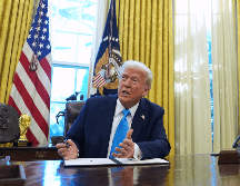 El presidente Donald Trump habla con reporteros mientras firma órdenes ejecutivas en la Casa Blanca, el martes 4 de febrero de 2025, en Washington. AP Foto/E. Vucci.