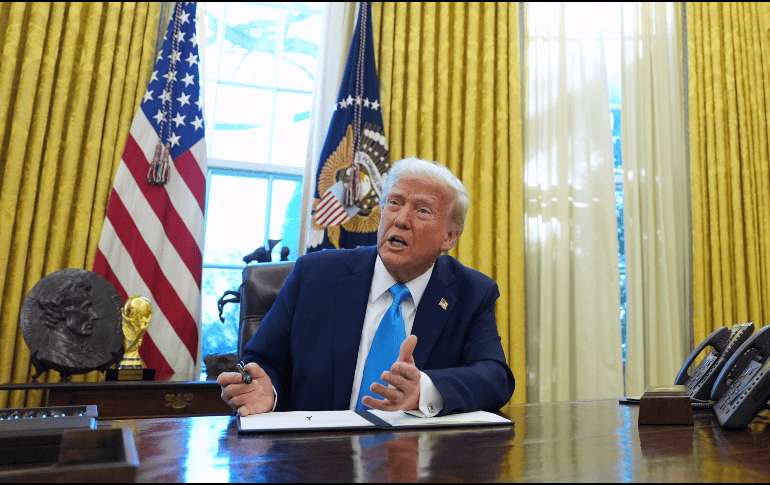 El presidente Donald Trump habla con reporteros mientras firma órdenes ejecutivas en la Casa Blanca, el martes 4 de febrero de 2025, en Washington. AP Foto/E. Vucci.
