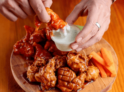 Estimaciones sugieren que este año se consumirán más de 1 millón de alitas durante el Super Bowl. CANVA