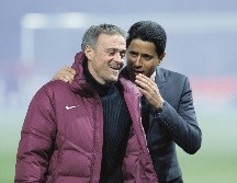 Nasser Al-Khelaifi (der.) se ha convencido del trabajo de Luis Enrique al frente del PSG. AFP/F. Fife