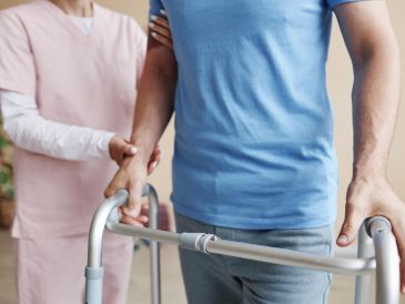 Tres personas con una enfermedad que destruye los músculos y que estaba destinada a empeorar, se fortalecieron un poco cuando un dispositivo implantado estimuló su médula espinal. ESPECIAL / CANVA