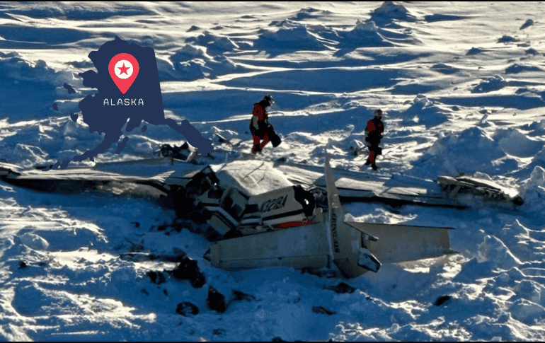 La aeronave reportada como desaparecida el pasado jueves sobrevolaba en Alaska con 10 personas a bordo, de las cuales 3 ya fueron confirmadas como fallecidas por las autoridades. EFE/USCG Alaska/ ESPECIAL