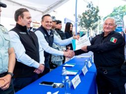 Alejandro Aguirre, alcalde de Chapala, hace entrega de uno de los reconocimientos entregados. ESPECIAL