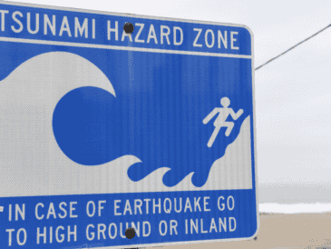 Puerto Rico sufre con frecuencia terremotos, mayoritariamente de baja o media magnitud, y en sus calles hay señales para indicar rutas de desalojo en caso de tsunami. AFP/ARCHIVO