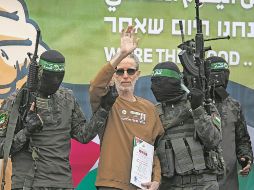 Ohad Ben Ami. Uno de los rehenes liberados, rodeado por las milicias de Hamás. AP/H. Imad