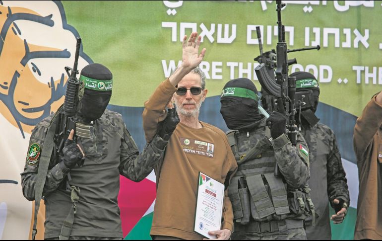 Ohad Ben Ami. Uno de los rehenes liberados, rodeado por las milicias de Hamás. AP/H. Imad