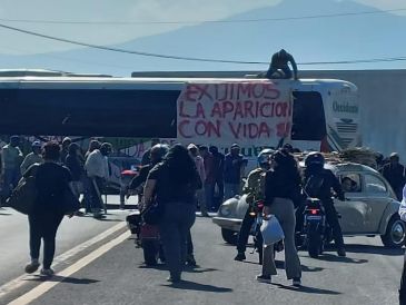 Al no saber de los comuneros, habitantes de distintos pueblos indígenas, bloquearon la carretera Zamora-Tangancícuaro, para exigir a las autoridades su búsqueda. ESPECIAL / SUN / J. VALENCIA