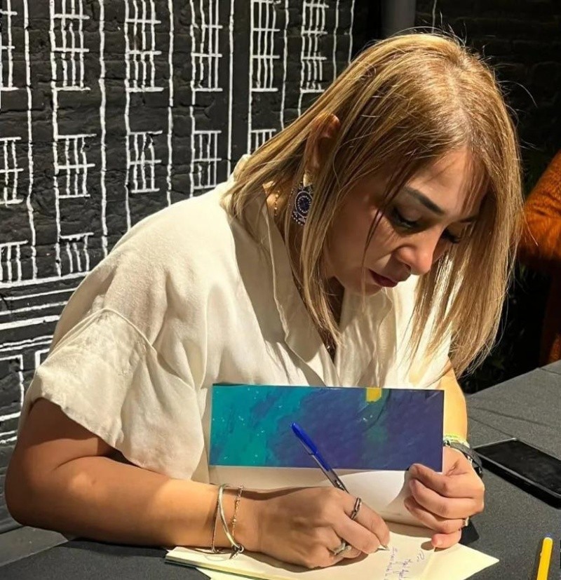 La autora firmó varios libros durante la presentación. CORTESÍA 