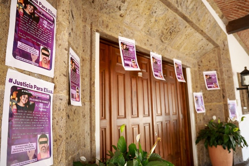 Familiares pegaron pancartas en la fachada del inmueble. EL INFORMADOR / H. FIGUEROA