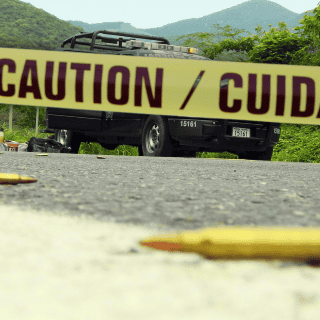 Irrumpen en palenque clandestino y matan a 4 en Michoacán