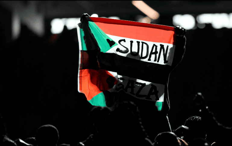 Durante el espectáculo del medio tiempo del Super Bowl, un bailarín fue detenido por ondear una bandera sudanesa-palestina. AP / Matt Slocum
