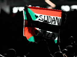 Durante el espectáculo del medio tiempo del Super Bowl, un bailarín fue detenido por ondear una bandera sudanesa-palestina. AP / Matt Slocum