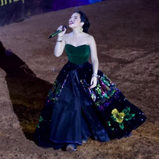 Ángela Aguilar es acusada de no devolver costosos vestidos