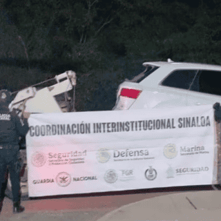 Abandonan vehículos con armas en poblado de Culiacán