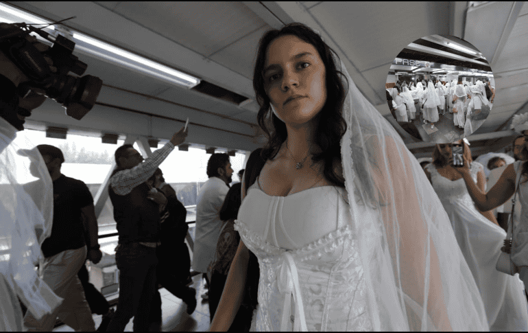 Mujeres marcharon en vestidos de novia para mostrar su inconformidad hacia este tipo de violencia. SUN/ F. RODRÍGUEZ