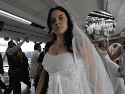 Mujeres marcharon en vestidos de novia para mostrar su inconformidad hacia este tipo de violencia. SUN/ F. RODRÍGUEZ