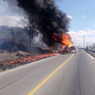 Mueren dos tras accidente en Carretera federal 80