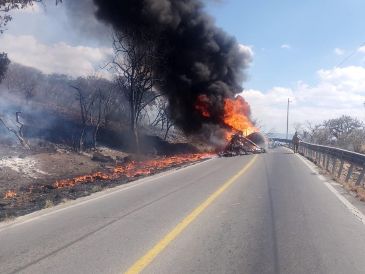 Autoridades de Protección Civil y Bomberos de Jalisco informaron que se trató de un autotanque que se volcó en el punto mencionado tras perder el control, lo cual provocó que se incendiara y alcanzara a un vehículo compacto. ESPECIAL