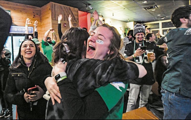 Los aficionados de los Eagles esperan con ansias el desfile del equipo. AFP/M. Hatcher