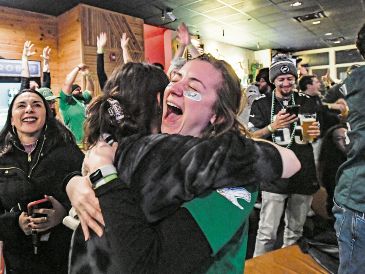 Los aficionados de los Eagles esperan con ansias el desfile del equipo. AFP/M. Hatcher