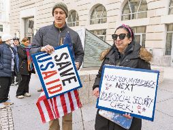 Las protestas por el cierre de la agencia han provocado manifestaciones y demandas. AP