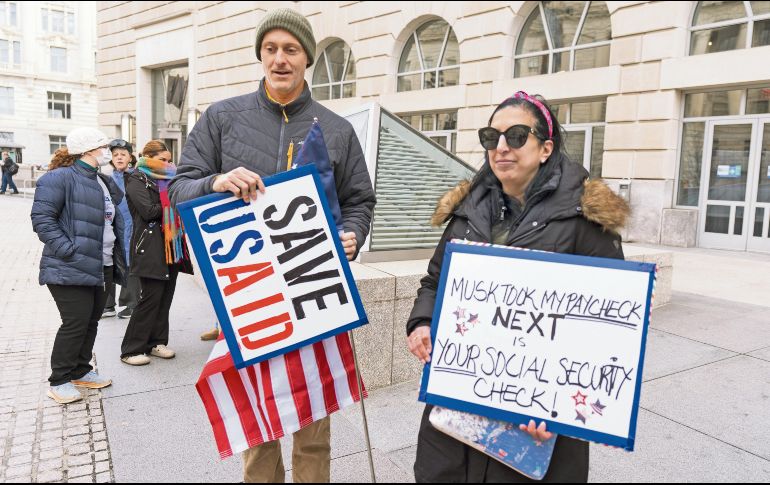 Las protestas por el cierre de la agencia han provocado manifestaciones y demandas. AP