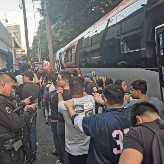 Normalistas desatan persecución tras tomar camiones con migrantes