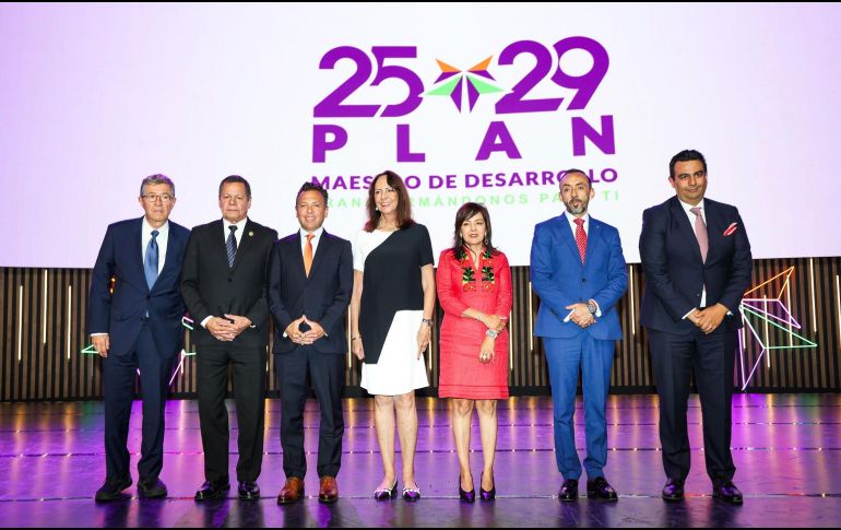 De izquierda a derecha: Carlos Laviada, Enrique Vallin, Pablo Lemus Navarro, Laura Diez Barroso Azcárraga, Tania Carro Toledo, José Luis Álvarez Pulido y Raúl Revuelta Musalem. EL INFORMADOR/A. Navarro