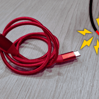 ¿Por qué se daña el cable del cargador del celular si se dobla?